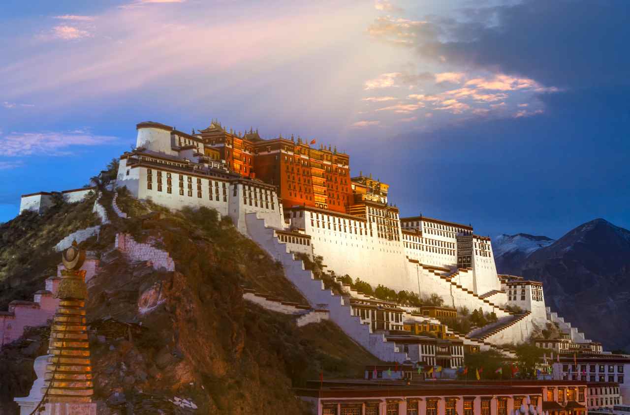 雪域新城的文化交融与新年庆典(图1)