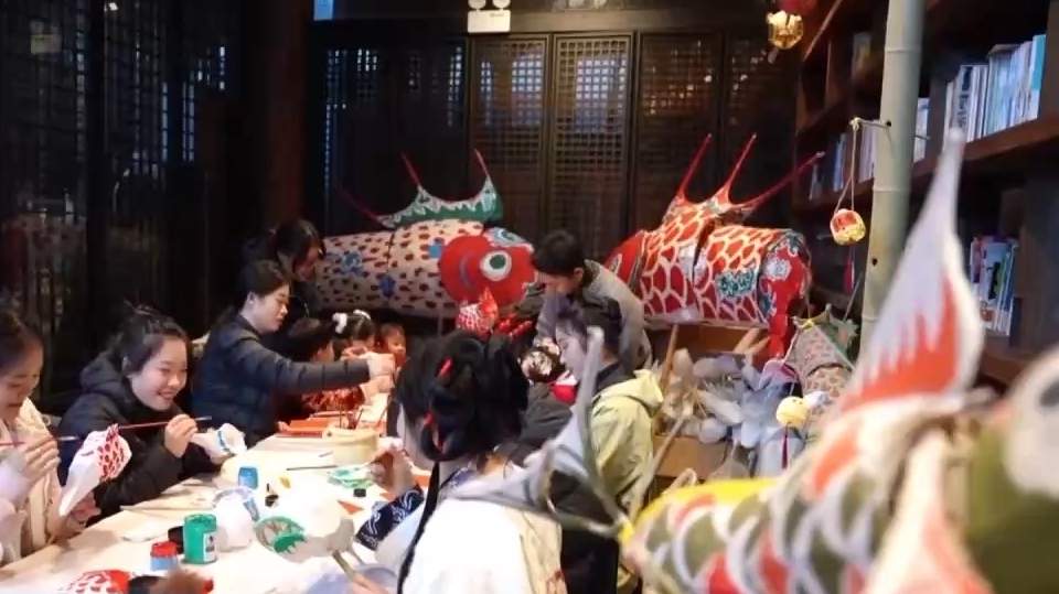 00后旅游新趋势：悦己体验与县域经济崛起 - 风彩百游资讯网