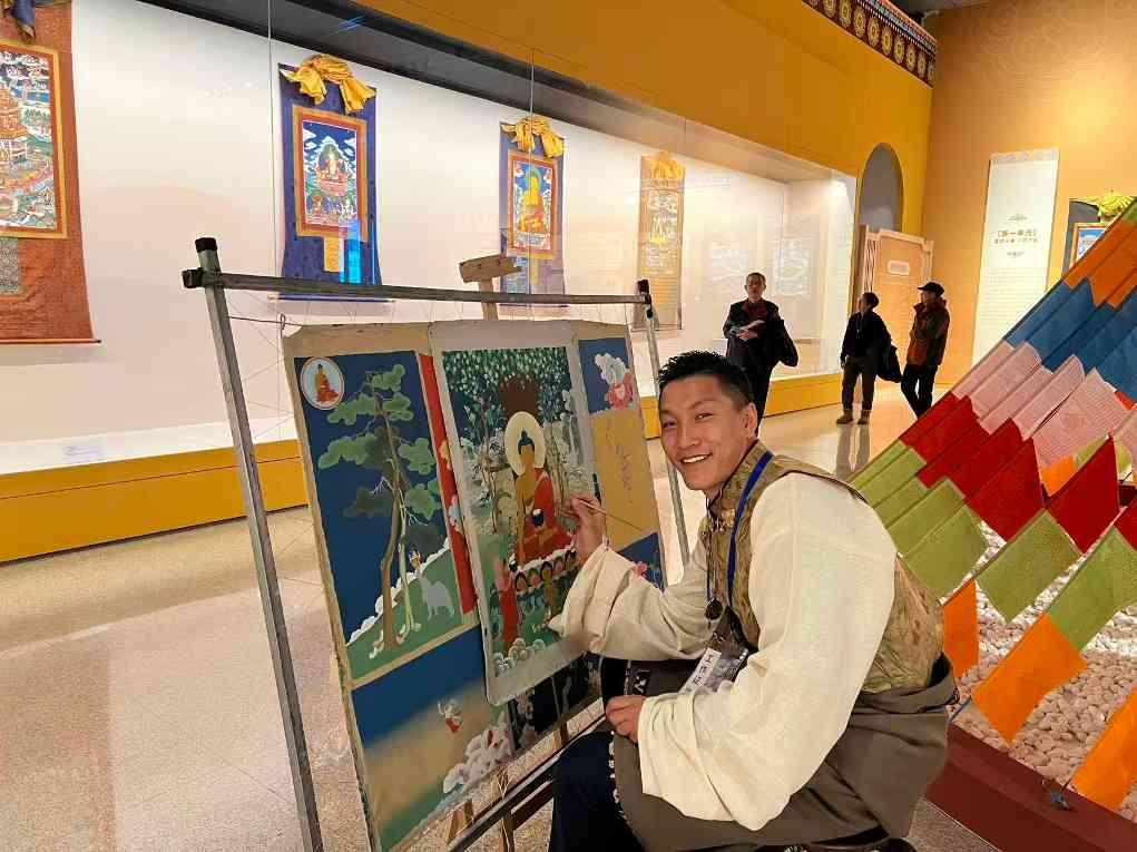 唐卡艺术再现红色记忆，郎卡杰创新展引热议(图2)