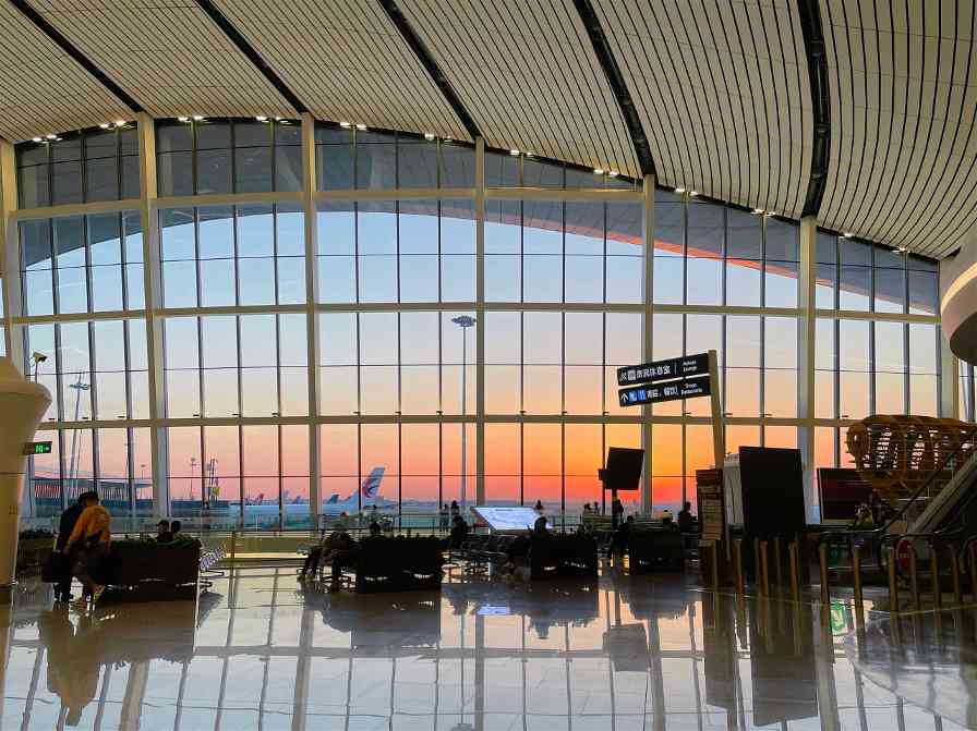 大兴机场标识牌走红｜温暖提示提升出行体验 - 风彩百游资讯网